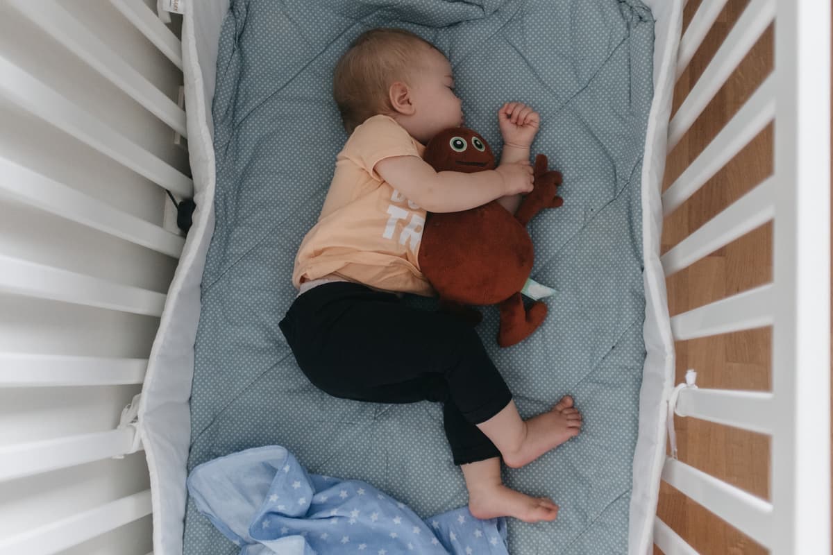 hvordan velge sprinkelseng: babyen sover i en sprinkelseng