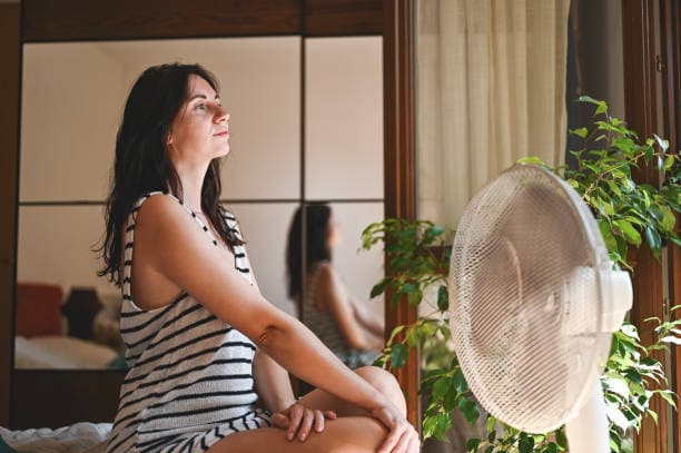 kvinne med en vindmølle