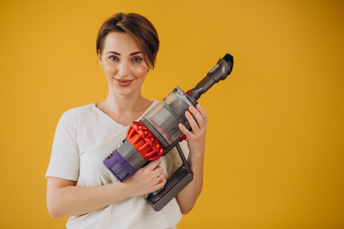 bil støvsuger: kvinne holder en støvsuger