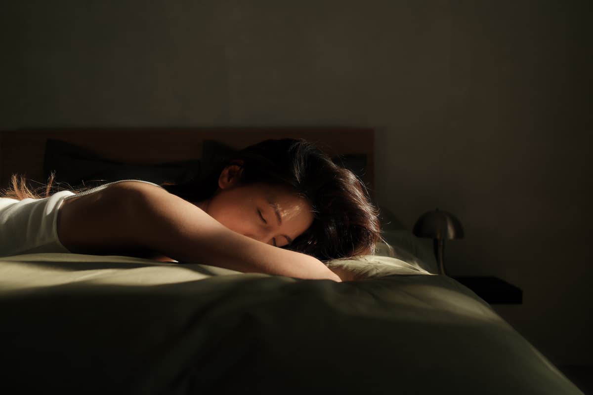 hvordan velge seng: kvinnen ligger på sengen