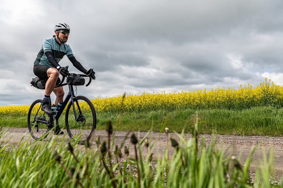 hvordan velge sykkel: mann som sykler utendørs