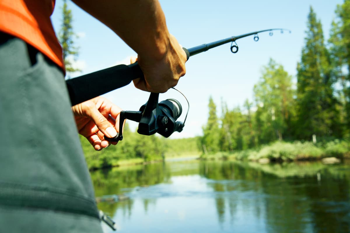 hvordan velge riktig fiskestang: mannen holder en fiskestang