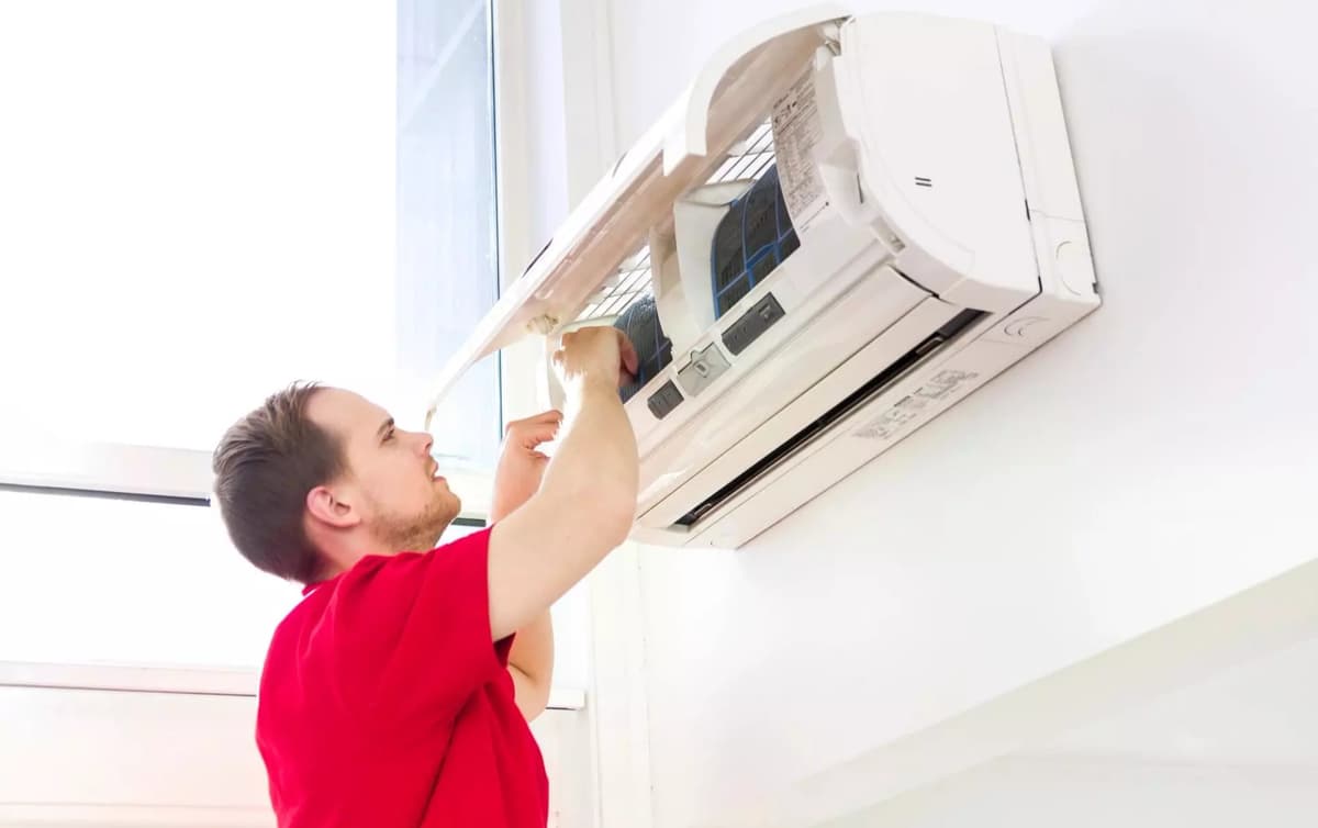 rengjøring av varmepumpe: mannen rydder