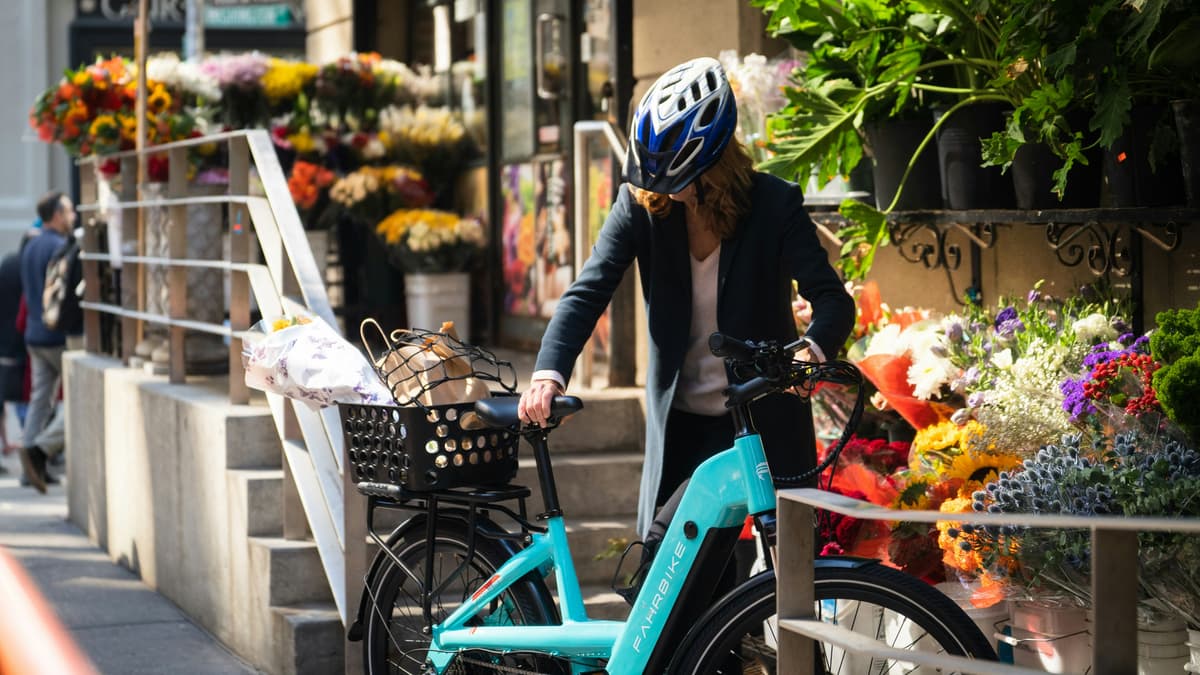 støtte til elsykkel: kvinne på sykkel
