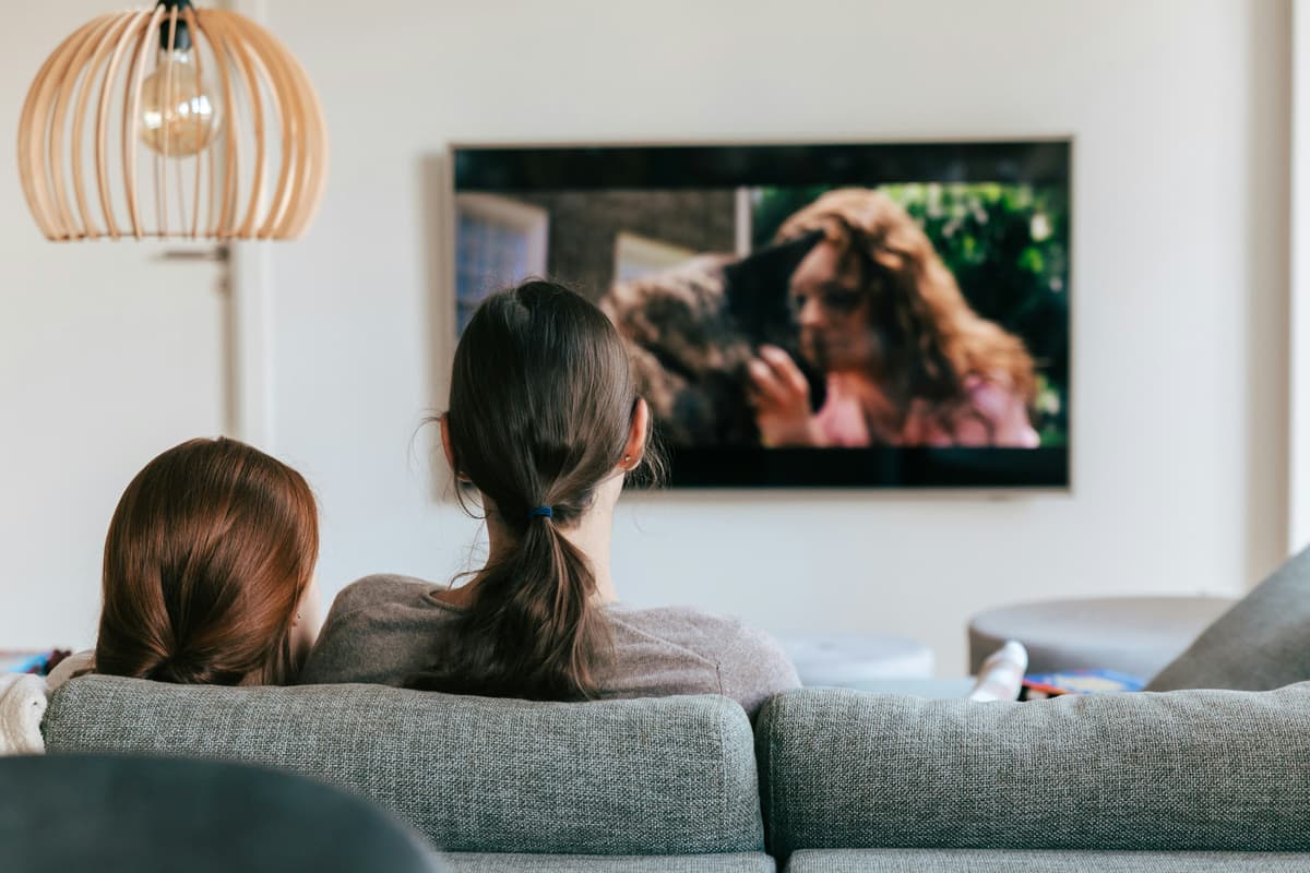 8k tv: familie ser på TV