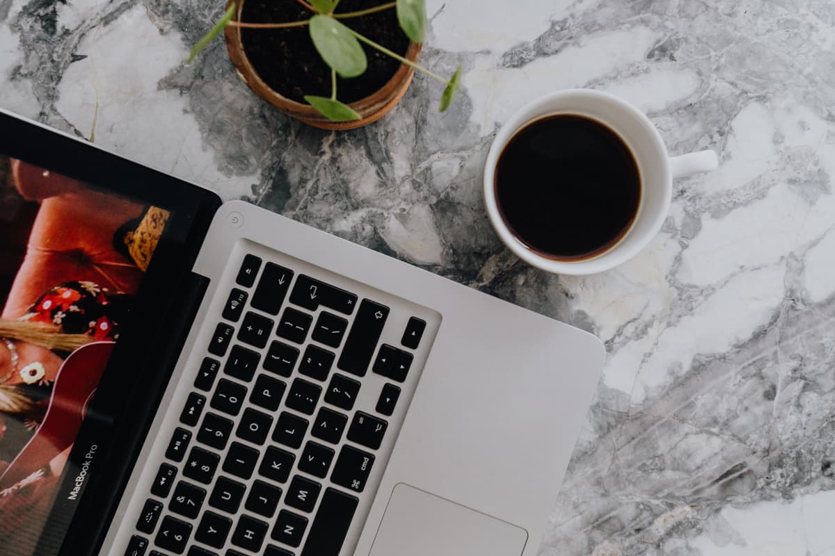 hvordan velge rett macbook pro: MacBook bærbar PC plassert på et bord