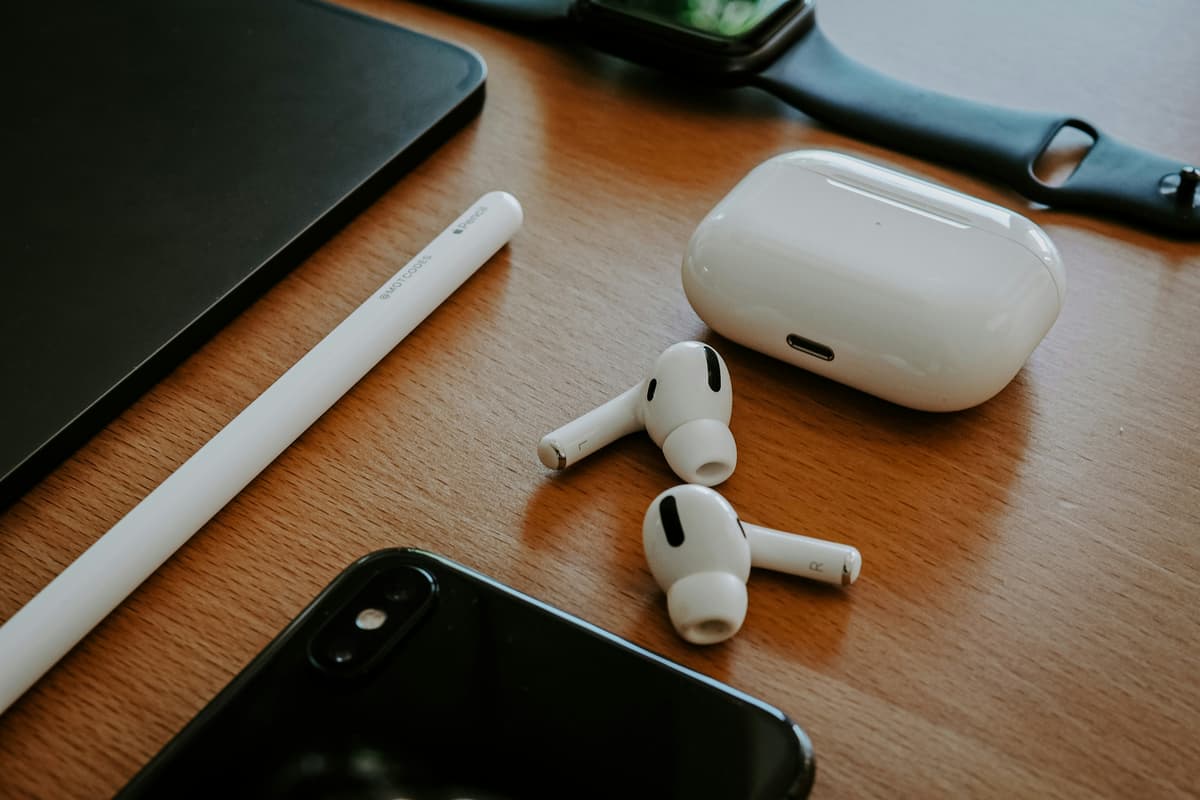 kvinne i hodetelefoner: air pods