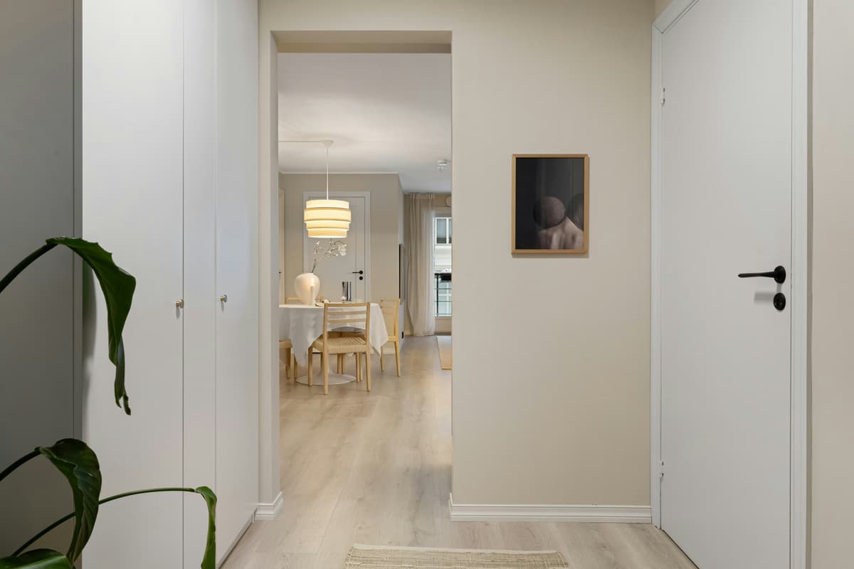 hvordan velge laminat: en stue med et gulv som imiterer treverk