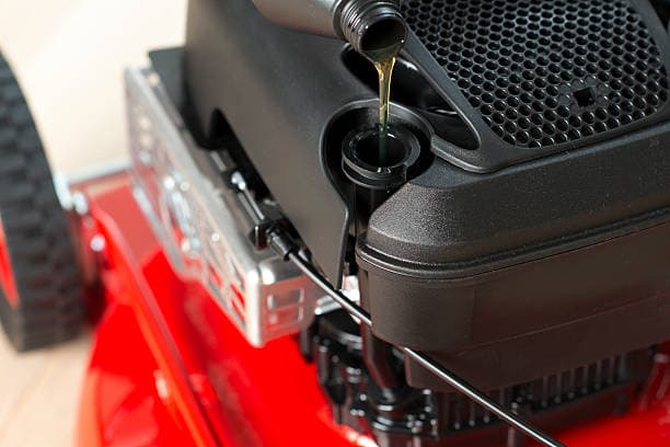 bytte olje gressklipper: legge til olje