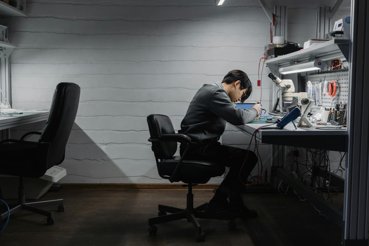 bytte skjerm mann reparerer telefonen