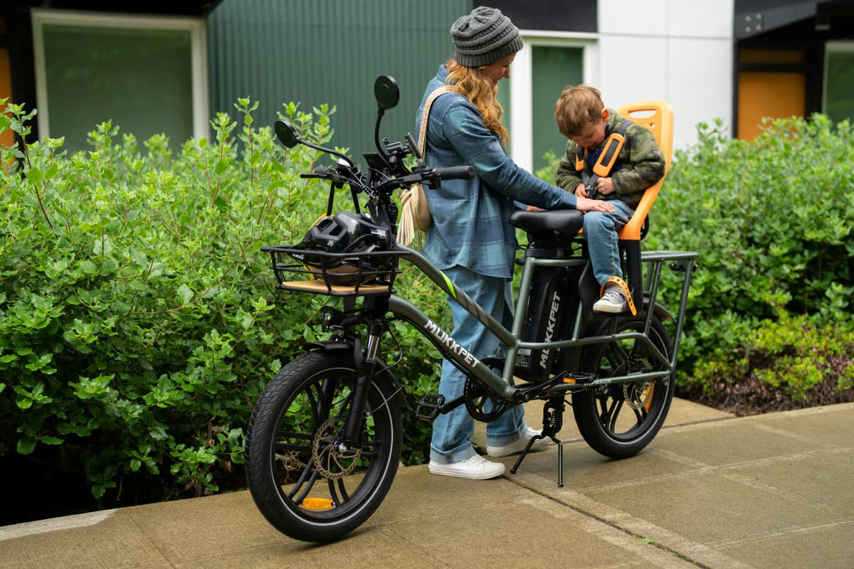 elsykkel med barnesete: barn i et sykkelsete