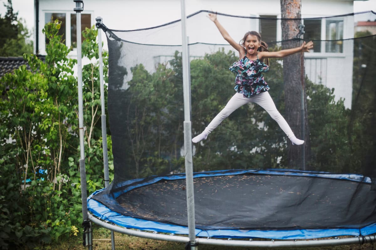 hvordan velge trampoline: en jente som hopper på en trampoline