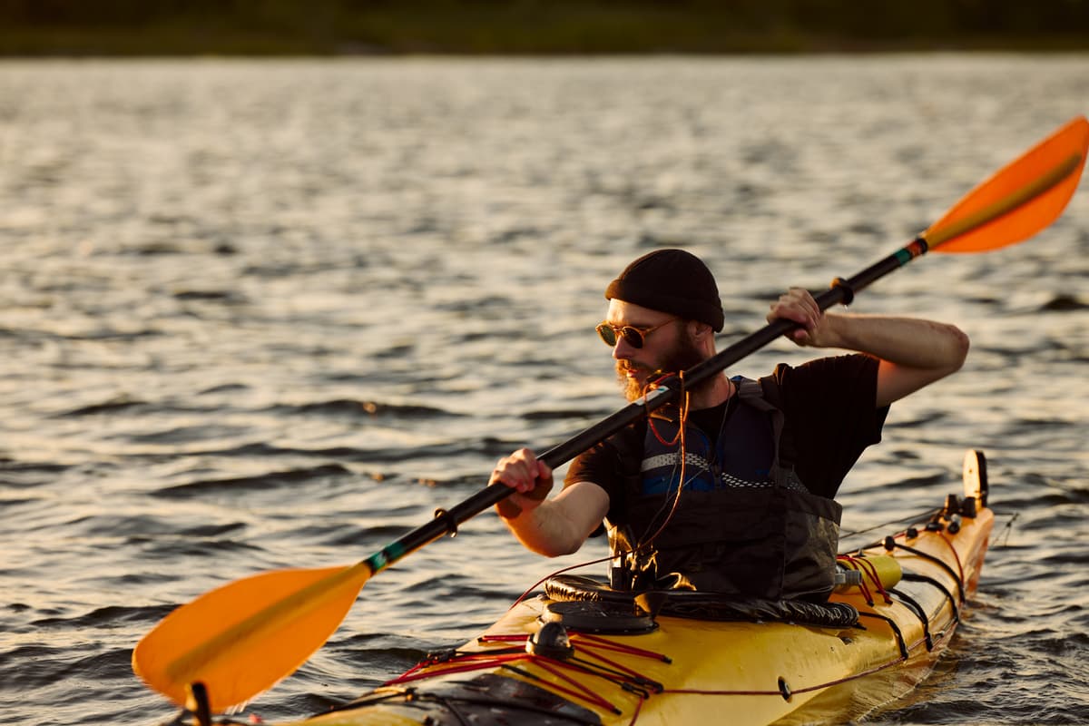 hvordan velge kajakk: en mann i en enmannskajakk