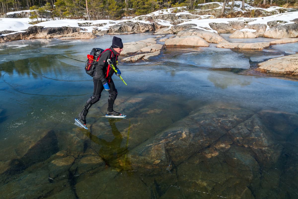 hvordan velge skøyter: en mann som går på skøyter på en innsjø