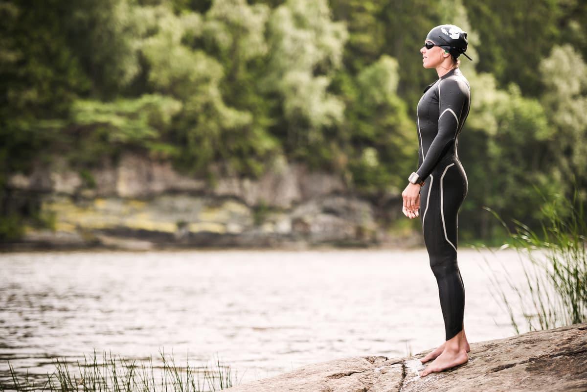 hvordan velge våtdrakt: en person i våtdrakt ved vannet