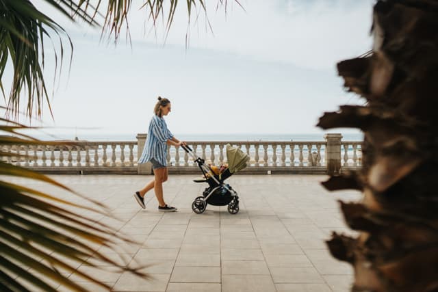 Hva er fordelene med en ergonomisk sittedel for babyer rundt 4 måneder?