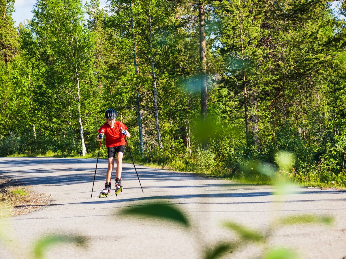 hvordan velge rulleski: en ung gutt rulleski