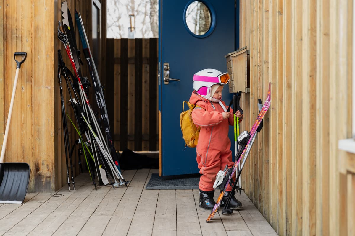 hvordan velge ski til barn: et lite barn gjør seg klar til å gå på ski