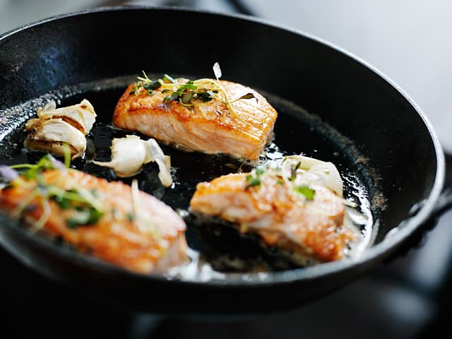 Fordeler med å bruke en kobber stekepanne