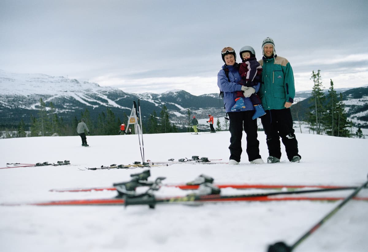 hvordan velge slalomstøvler: familie på ski