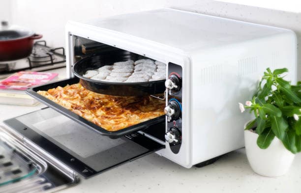 hybelkomfyr: ferdige bakverk i ovnen