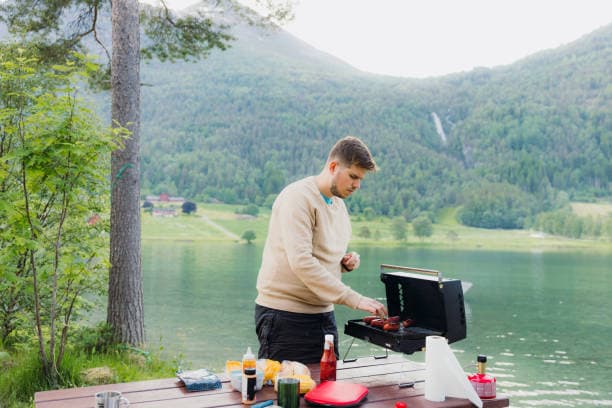 liten gassgrill: gutt lager mat i naturen