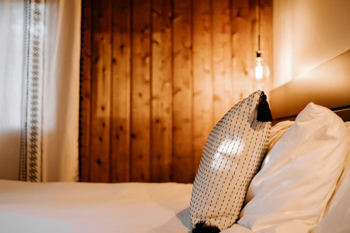 hvordan velge riktig pute: puter på sengen