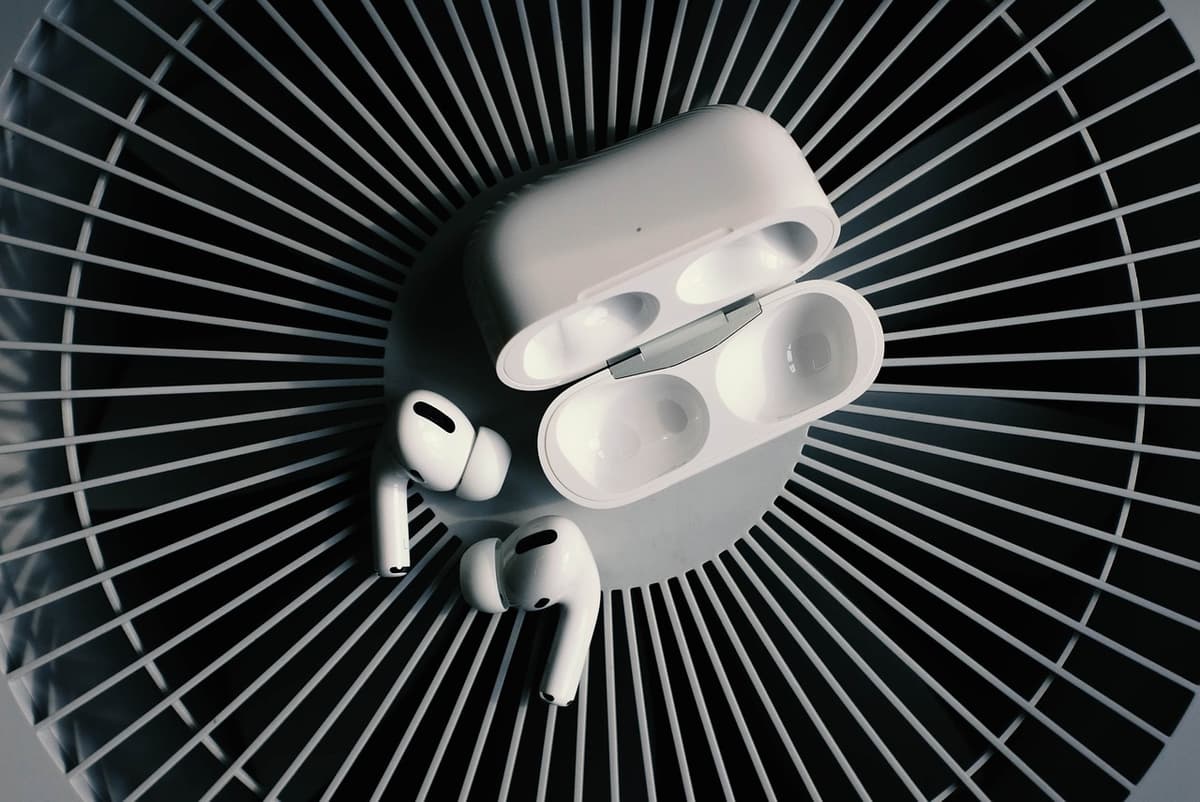 airpods pro støydemping fungerer ikke: hvite airpods med originalt etui