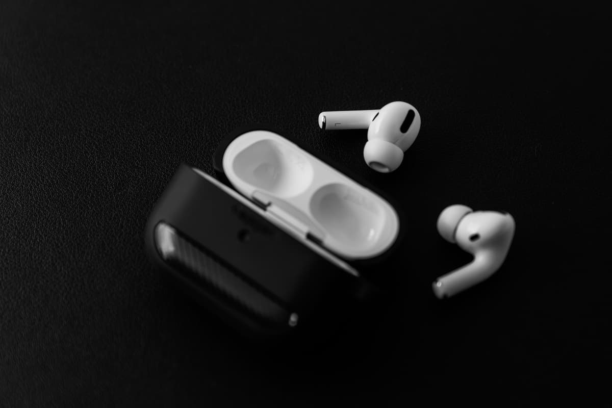 airpods pro støydemping fungerer ikke: hvite airpods og etui i svart emballasje