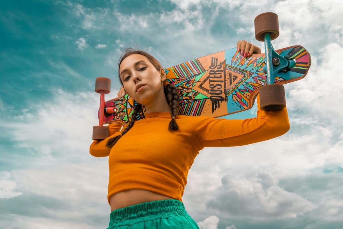 hvordan velge longboard: jente med et brett