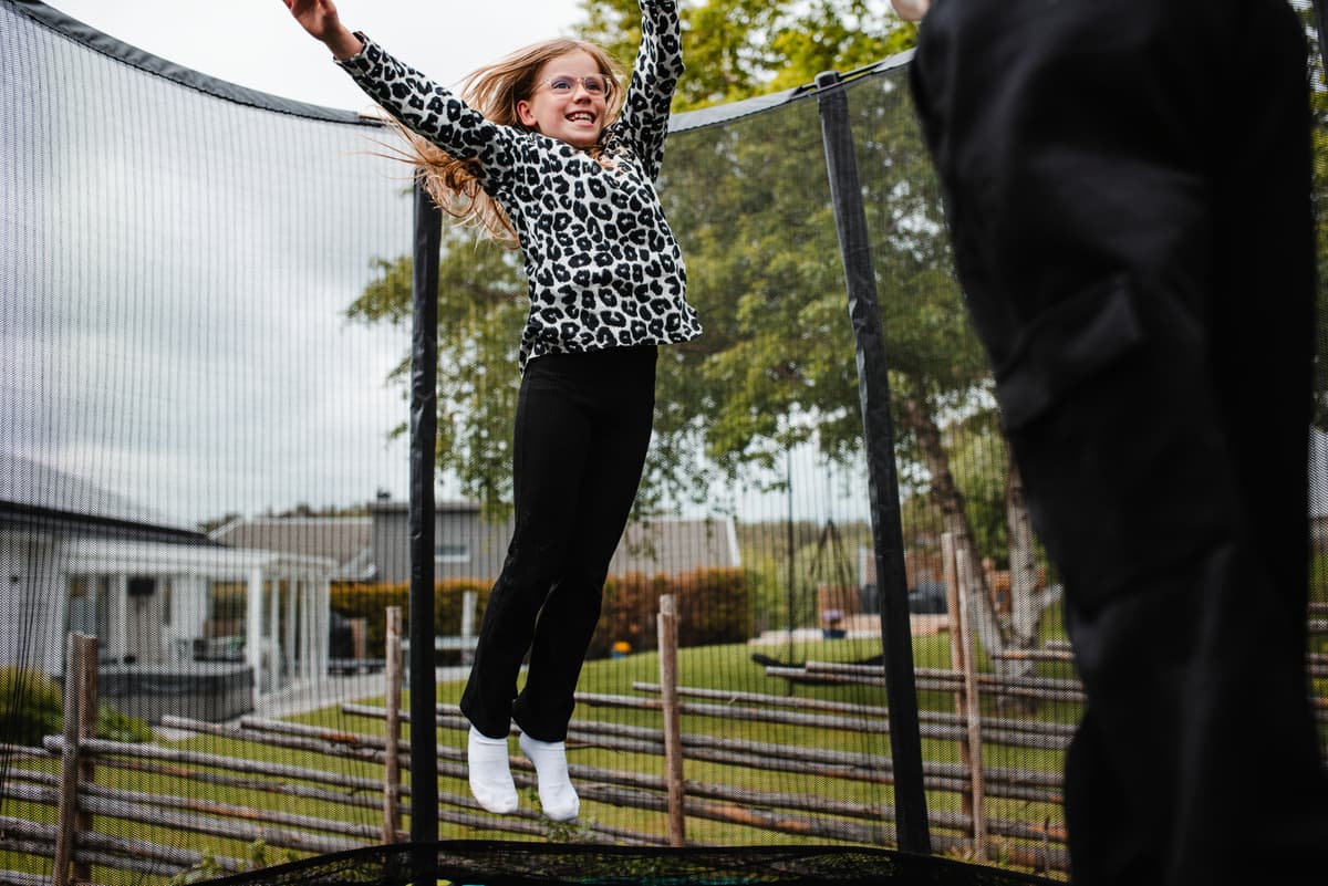 hvordan velge trampoline: jente på trampoline