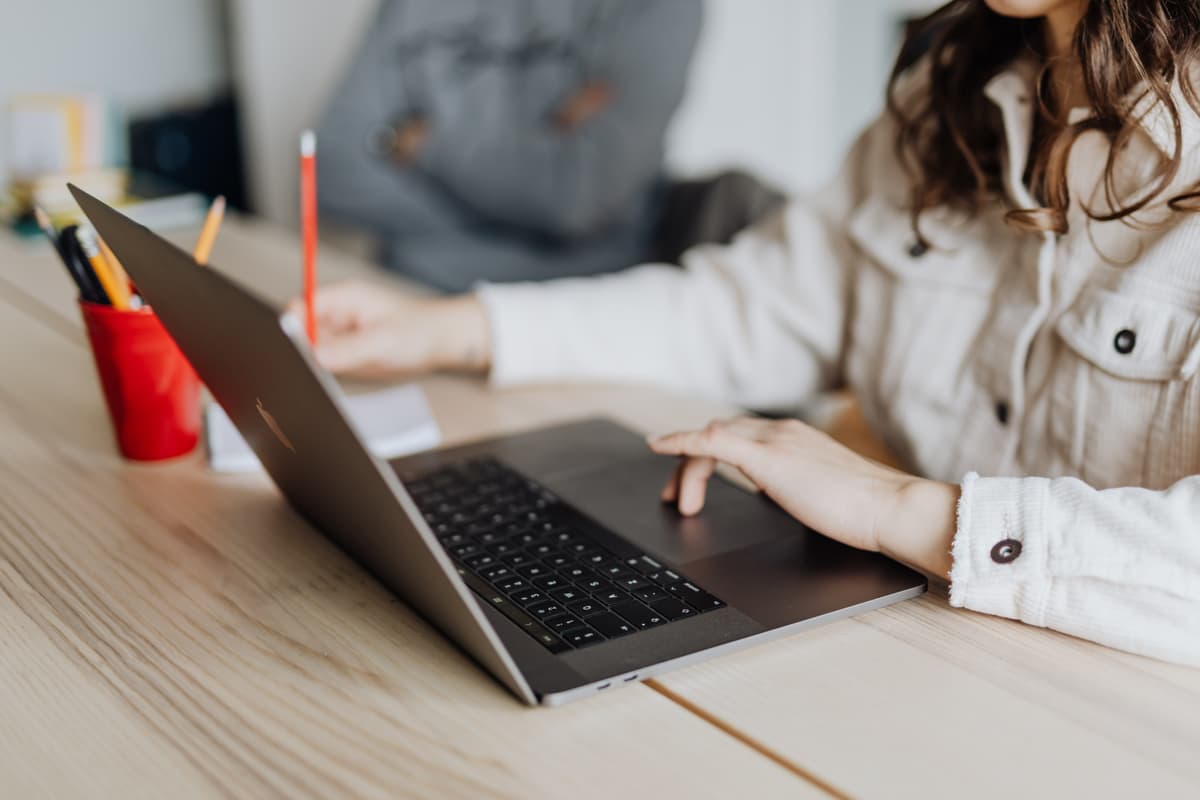 hva er bra hastighet på internett: jobber på en bærbar datamaskin