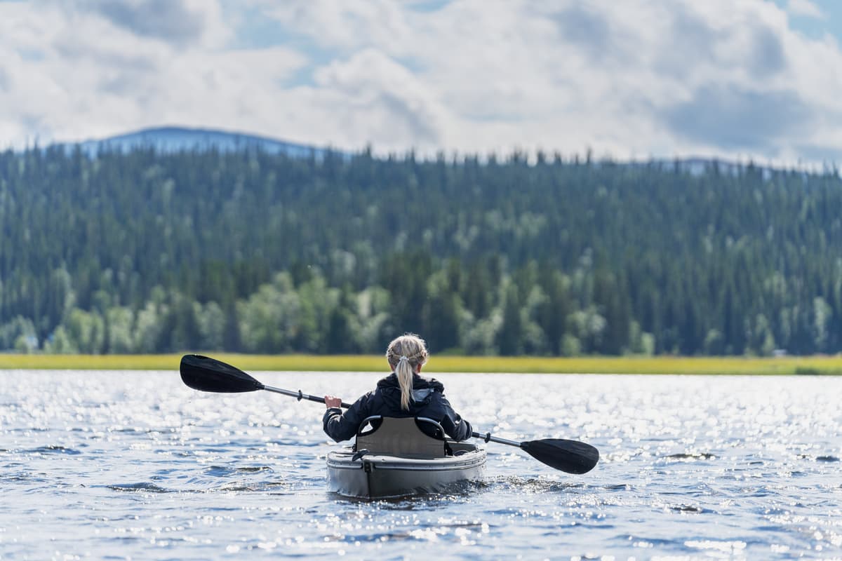 hvordan velge kajakk: kvinne i en kajakk for én person