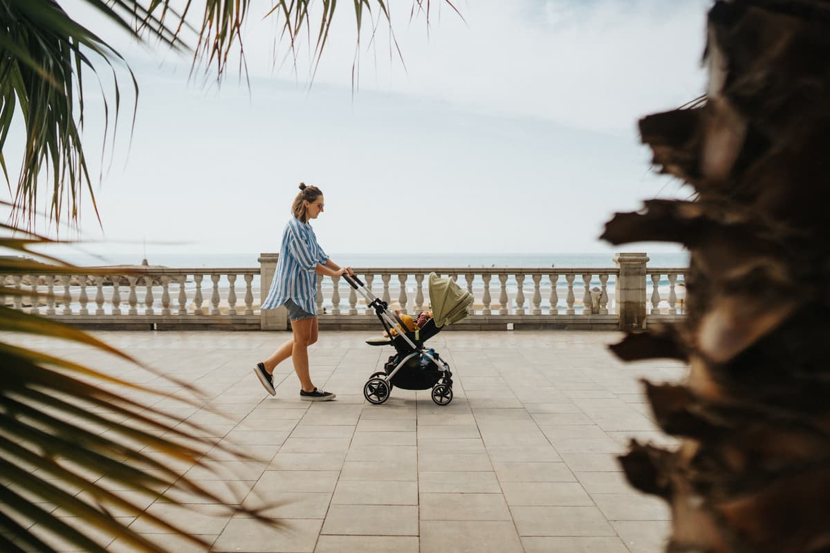hvordan velge barnevogn: kvinne med barnevogn på ferie