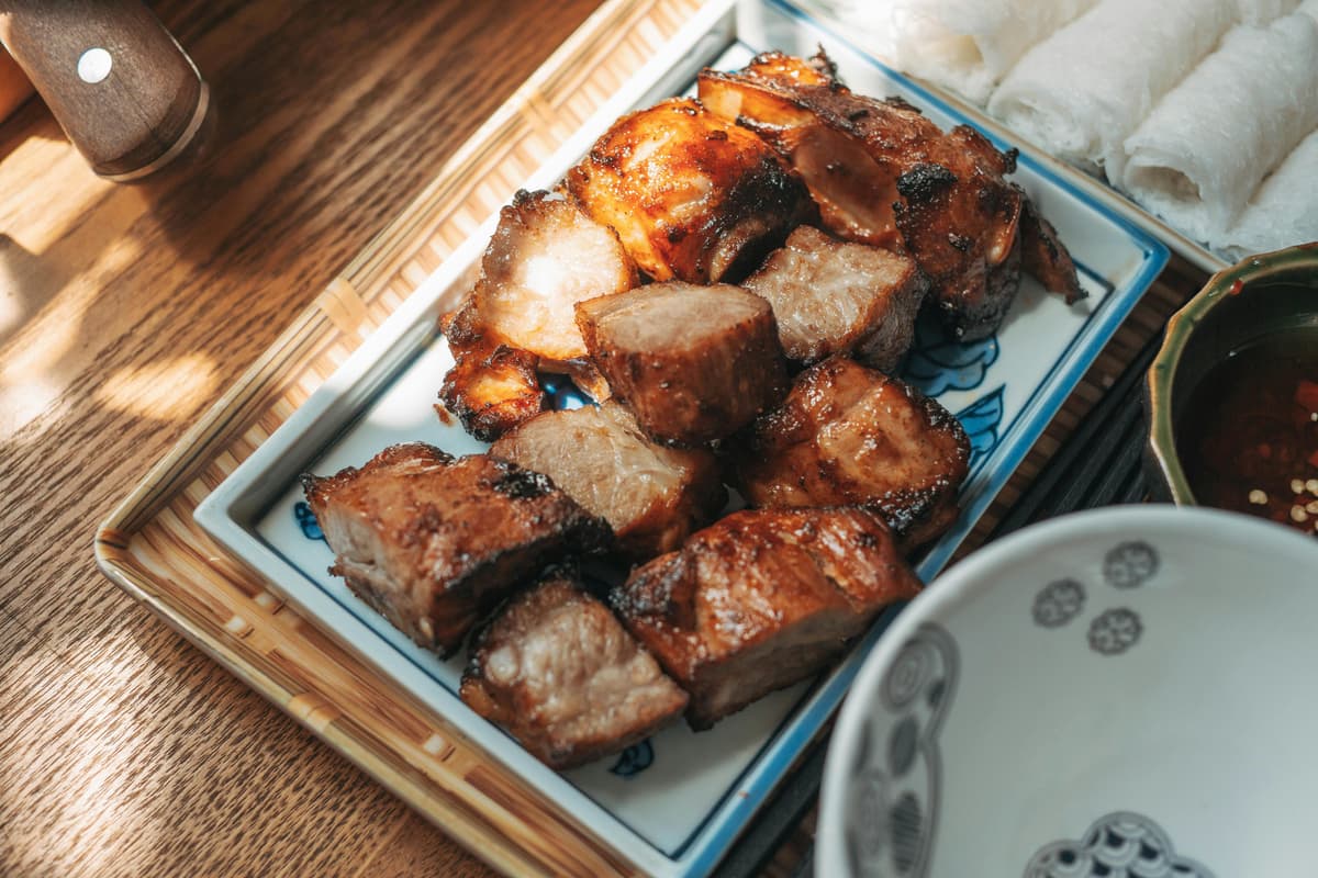 liten grill grillmat på tallerkener