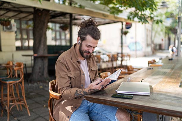 støydempende hodetelefoner: mann i airpods