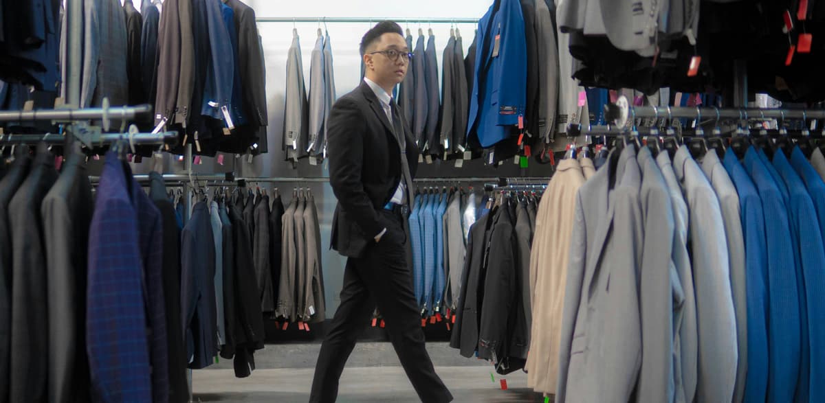 hvordan velge dress: mann ser på dresser