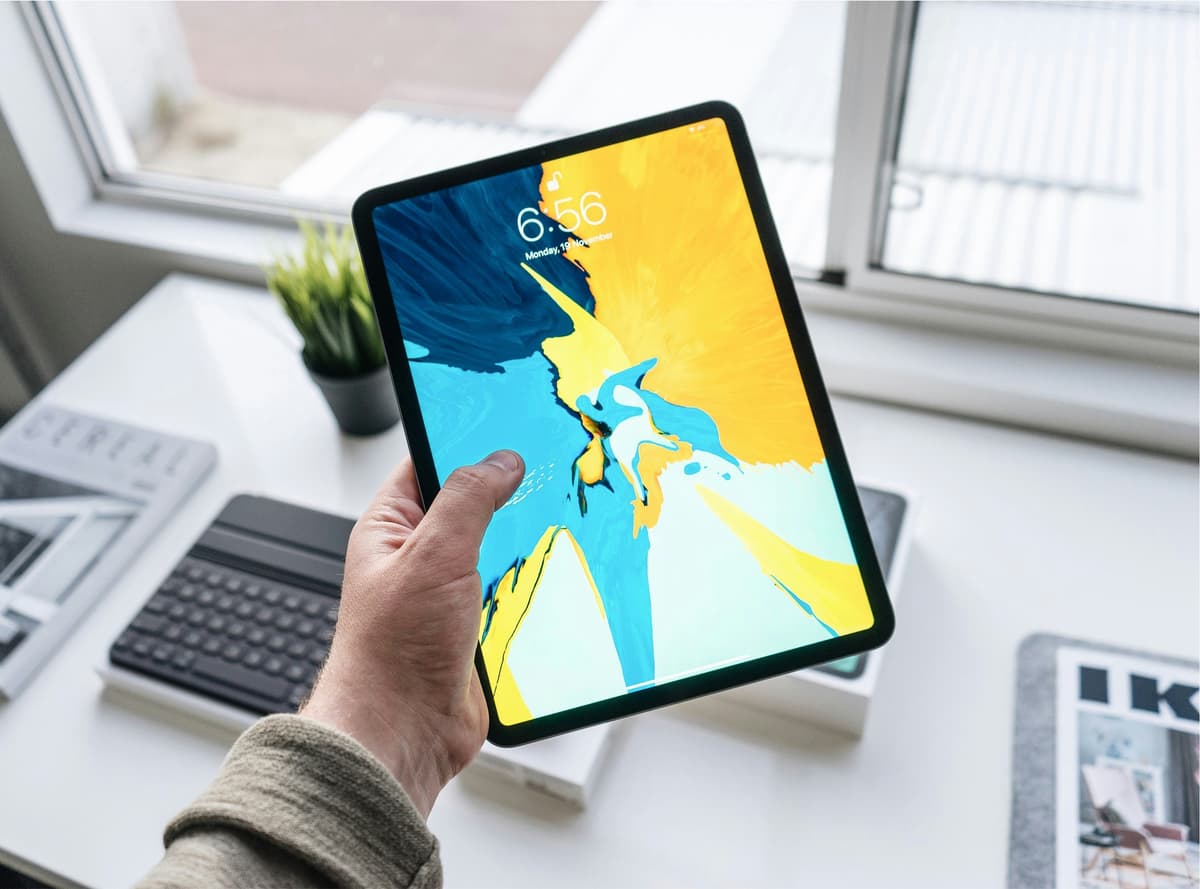 nettbrett test: iPad i hånden