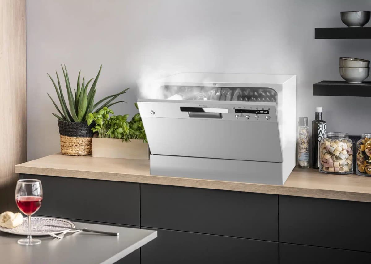 liten oppvaskmaskin: oppvaskmaskin på benken