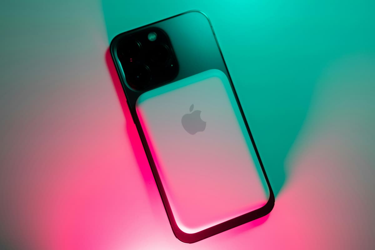 hvordan velge powerbank: powerbank koblet til telefonen