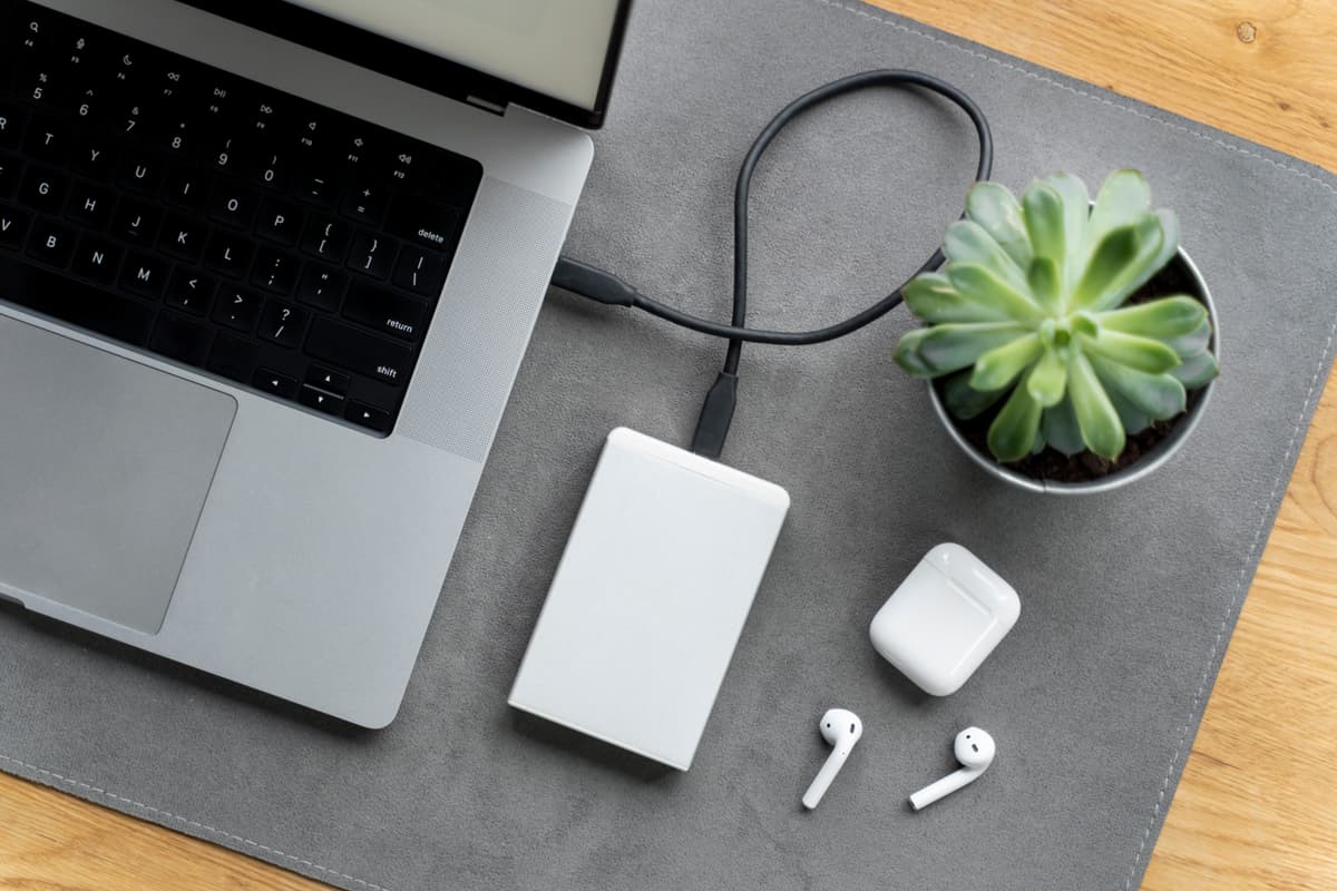 hvordan velge powerbank: powerbanken lader den bærbare datamaskinen