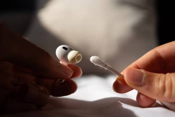 rengjøring av airpods: rengjøring av hodetelefoner med en pinne