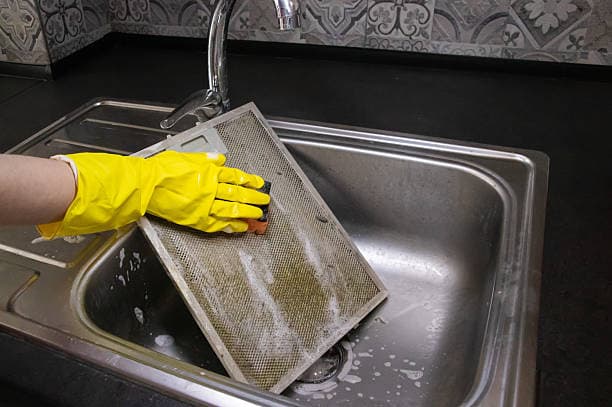 vaske kjøkkenvifte: rengjøring av nettingen fra hetten
