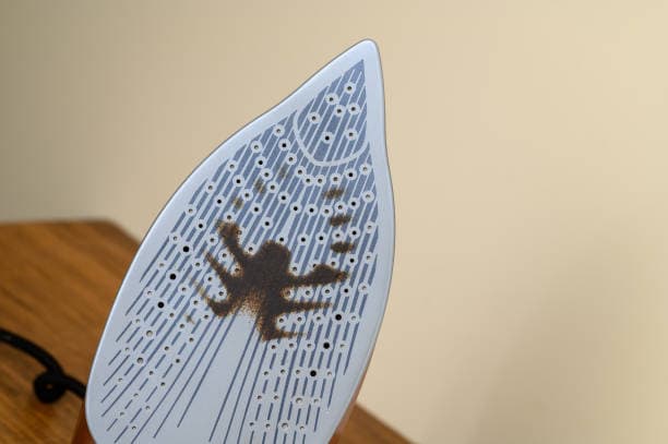 rengjøring av strykejern: skittent jern