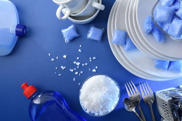 salt til oppvaskmaskin: salt, tabletter og oppvaskmiddel