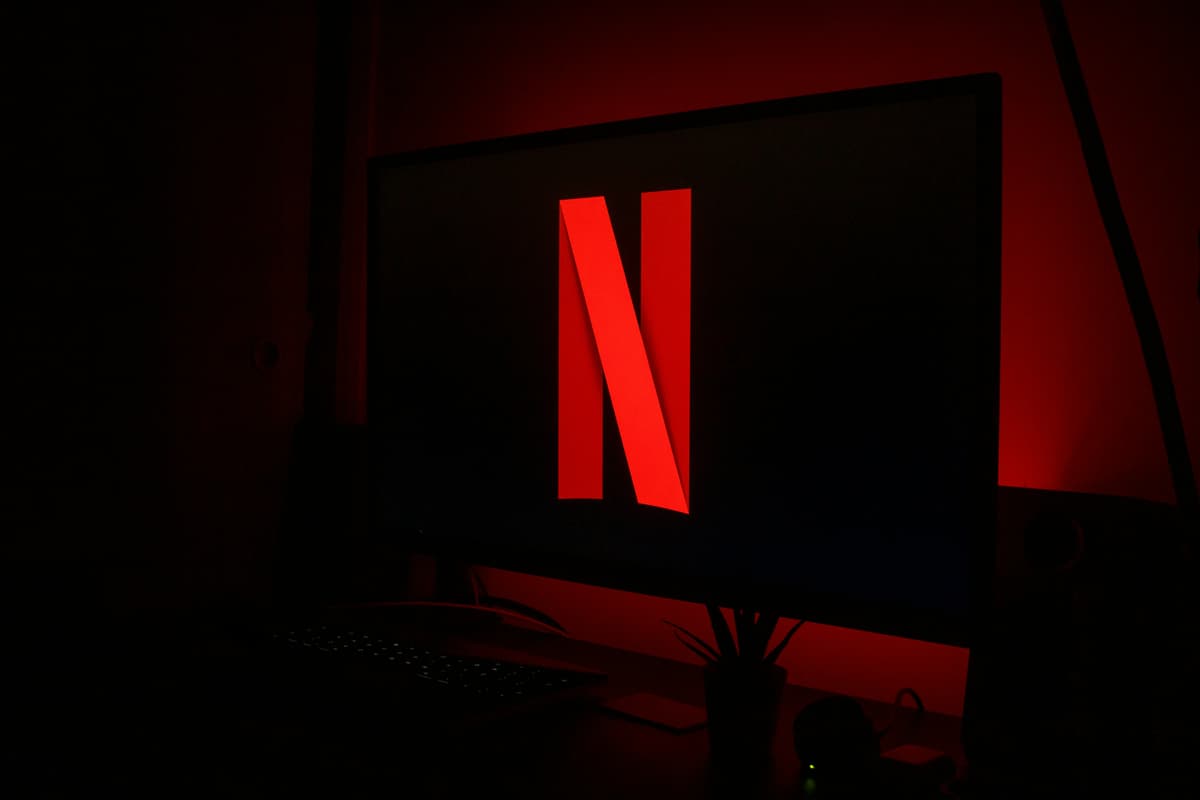 bruke pc skjerm som tv: ser på Netflix på en dataskjerm