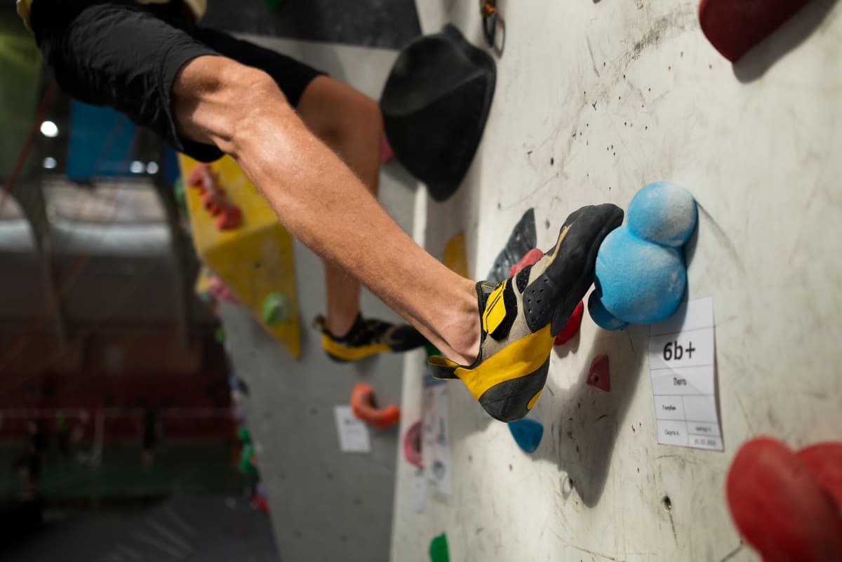 hvordan velge riktig klatresko: klatresko brukt på en klatrevegg