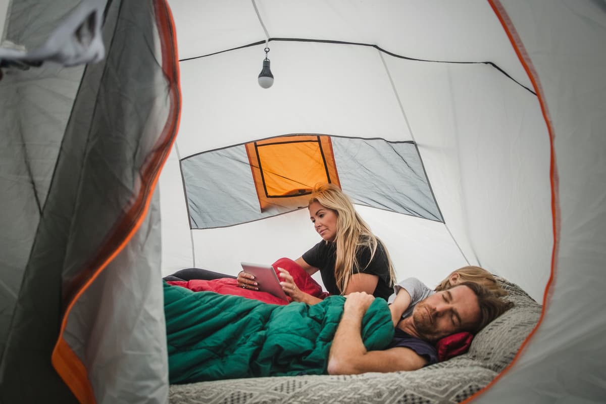 hvordan velge sovepose: sover i en sovepose i et telt