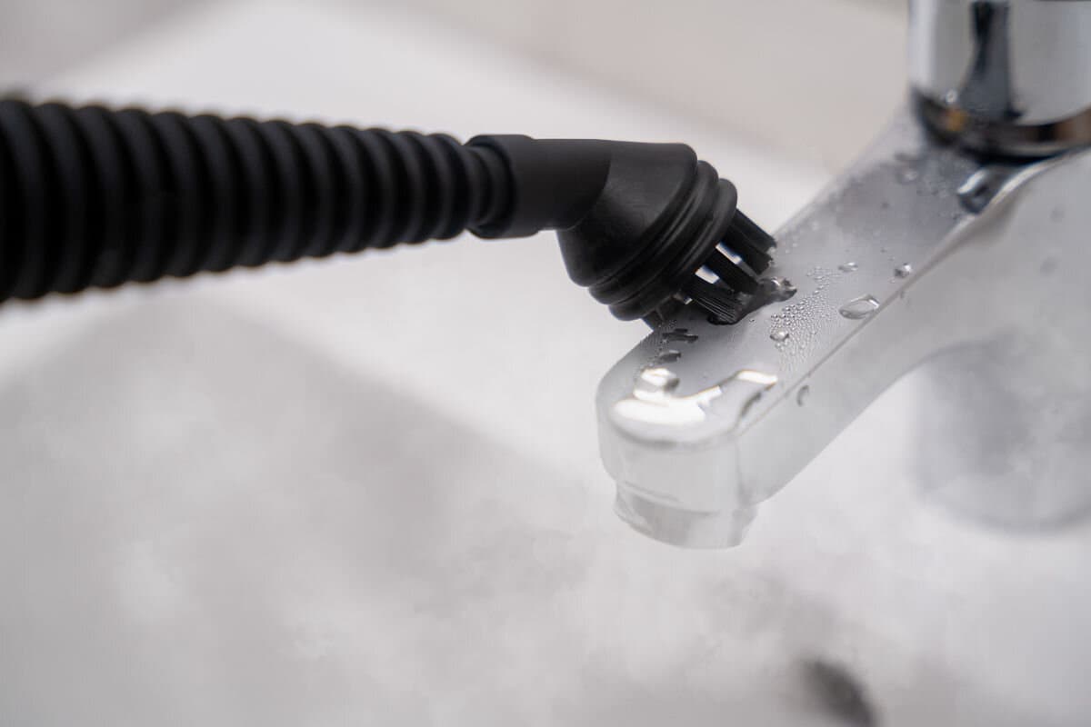 steamer rengjøring: damprengjøring av kranen