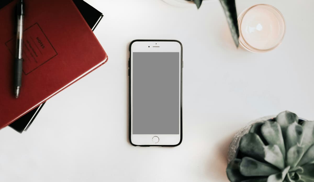 telefon for eldre: smarttelefon på bordet